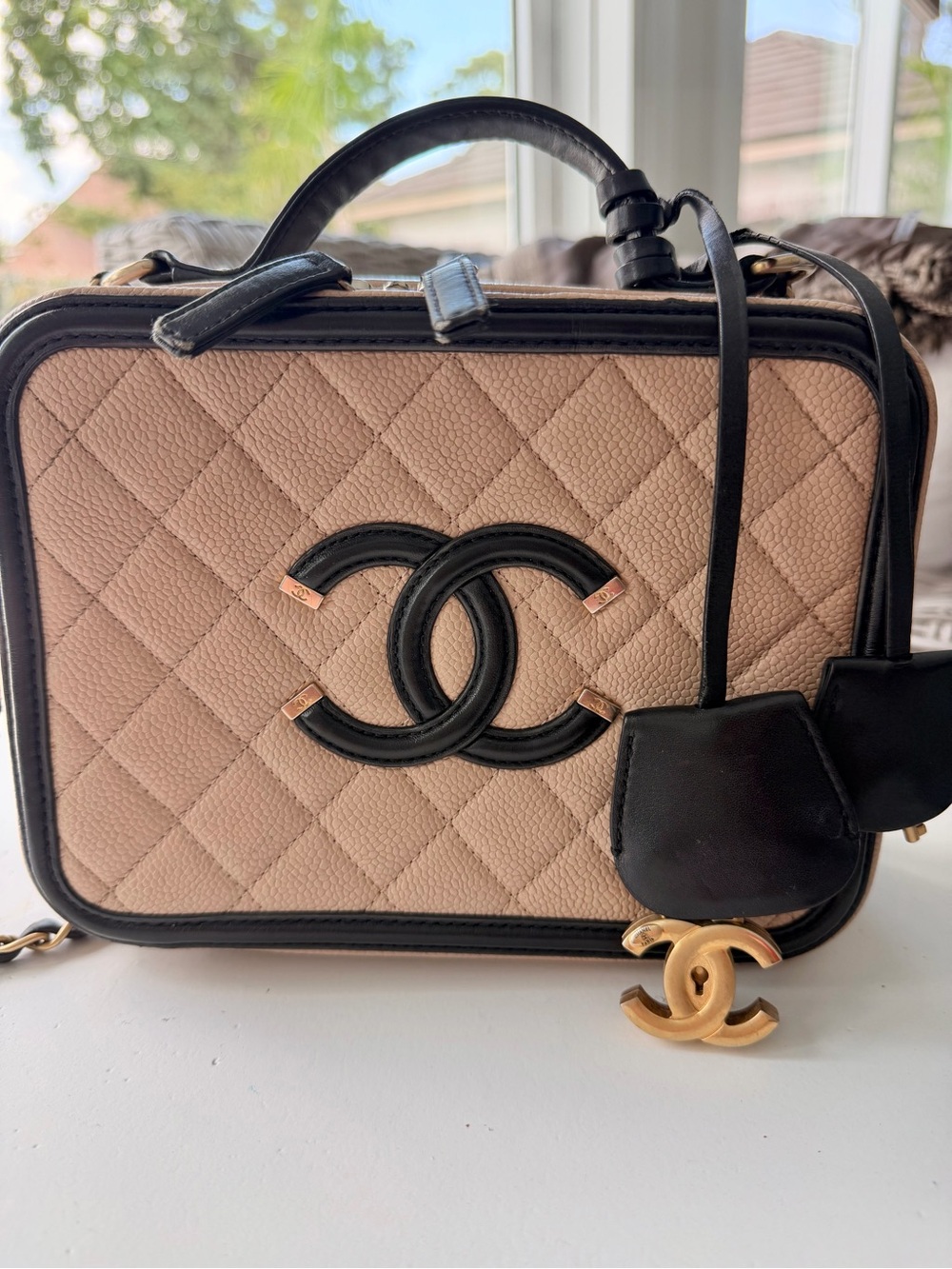 Chanel Filigree medium size crossbody bag🤎